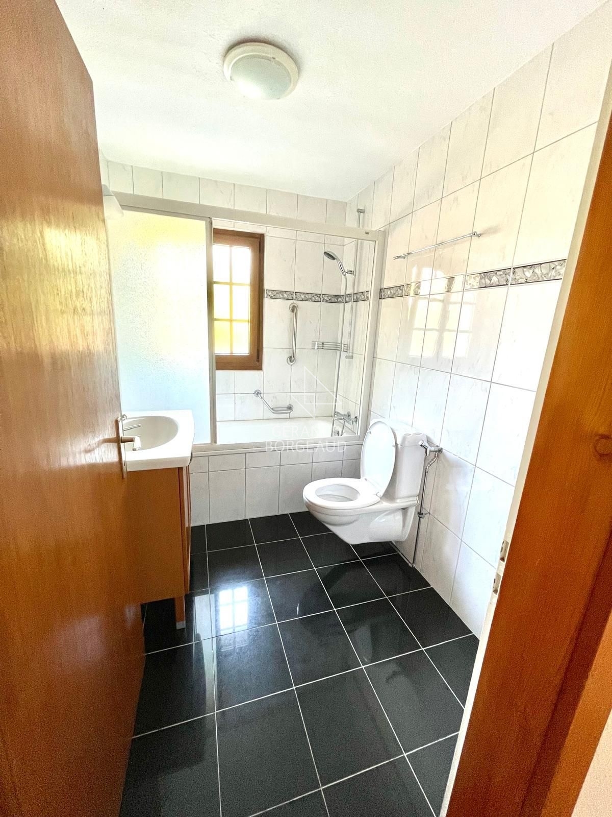 Kleines Badezimmer mit WC und Dusche