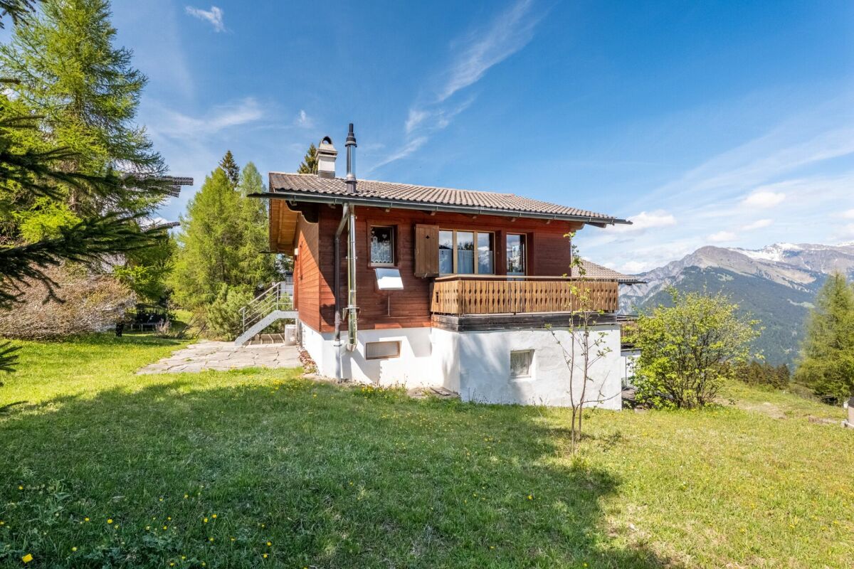 Alpenhaus mit Balkon und Bergblick
