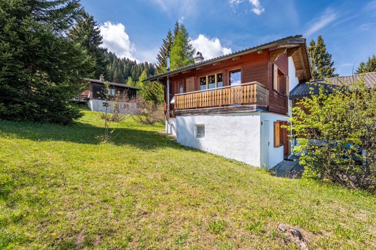 Berghaus mit Holzfassade und Garten