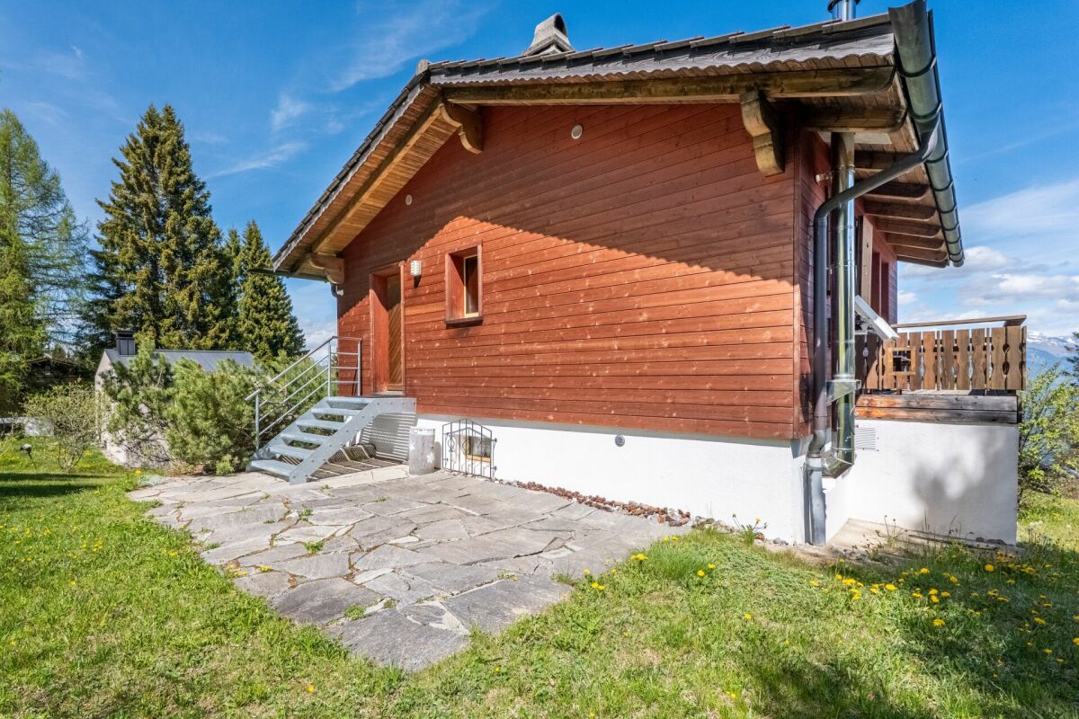 Außenansicht eines Holzchalets mit Terrasse