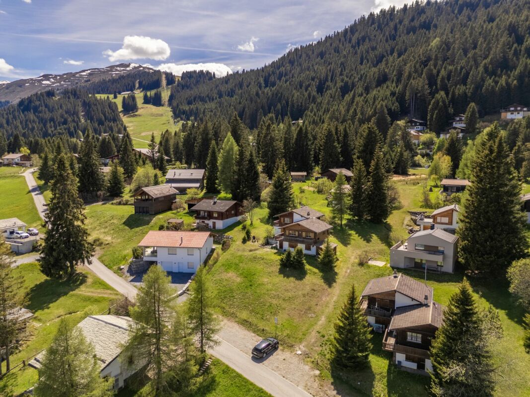 Alpines Dorf mit Chalets und Hanglage