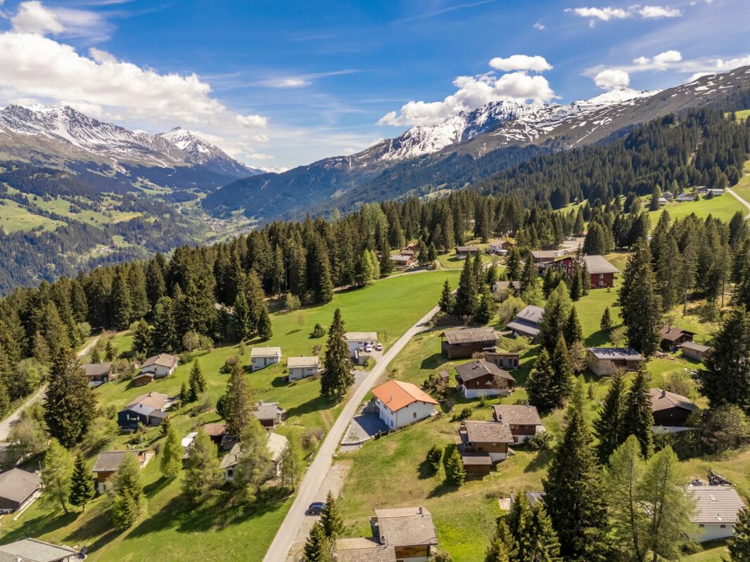 Alpenlandschaft mit verstreuten Häusern