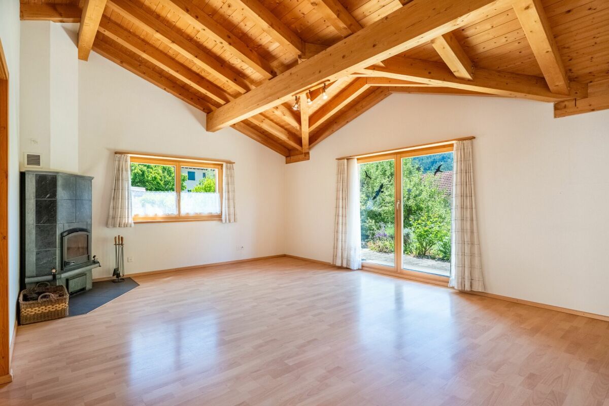 Wohnraum mit Holzdachstuhl und Kaminofen