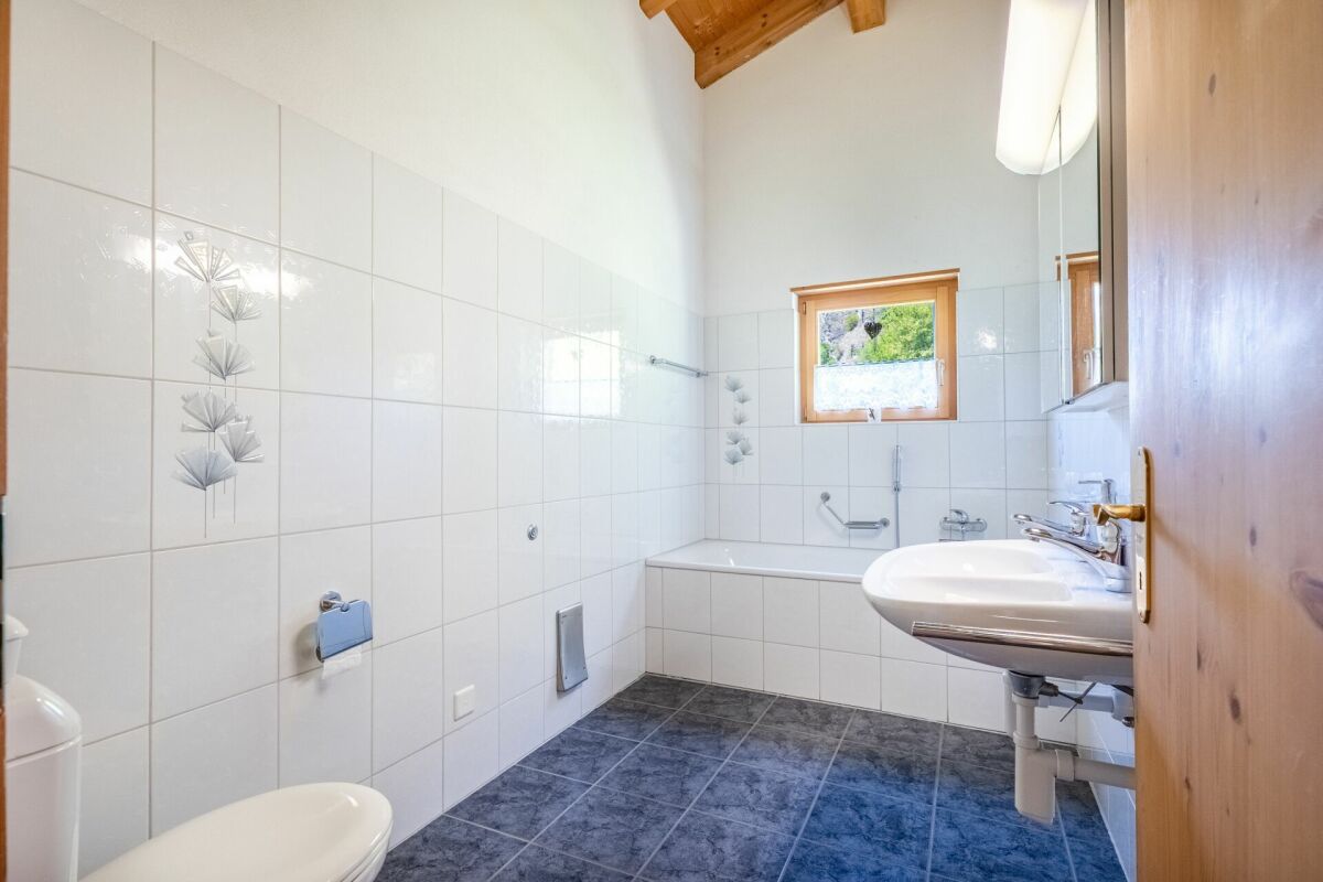 Badezimmer mit Badewanne und Fenster