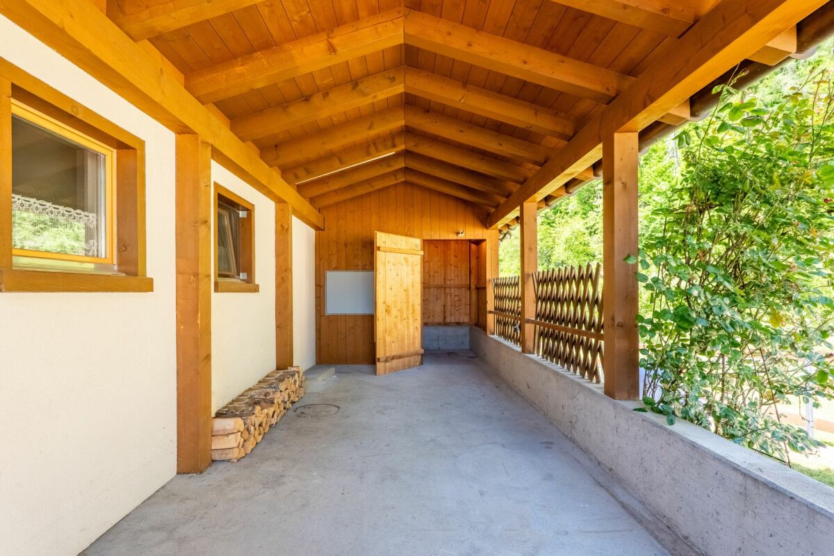 Überdachte Holzterrasse
