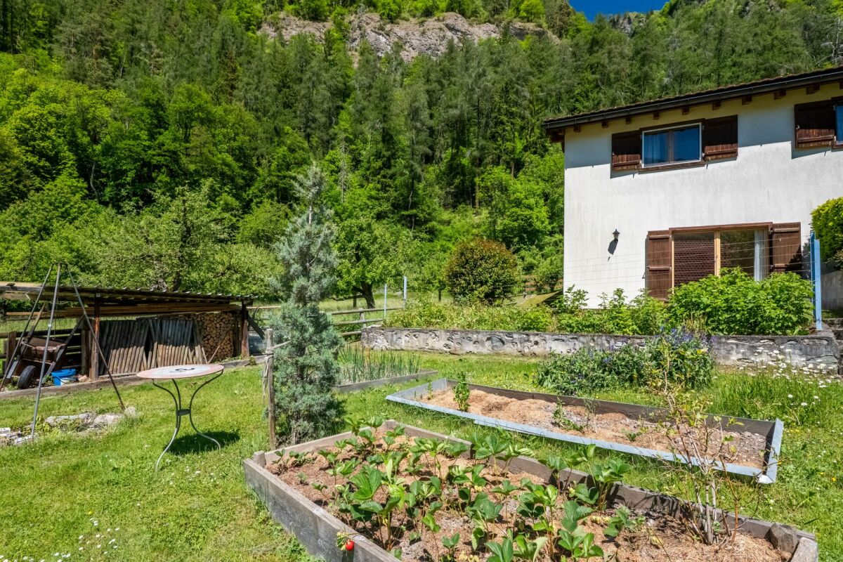 Garten mit Haus am Hang