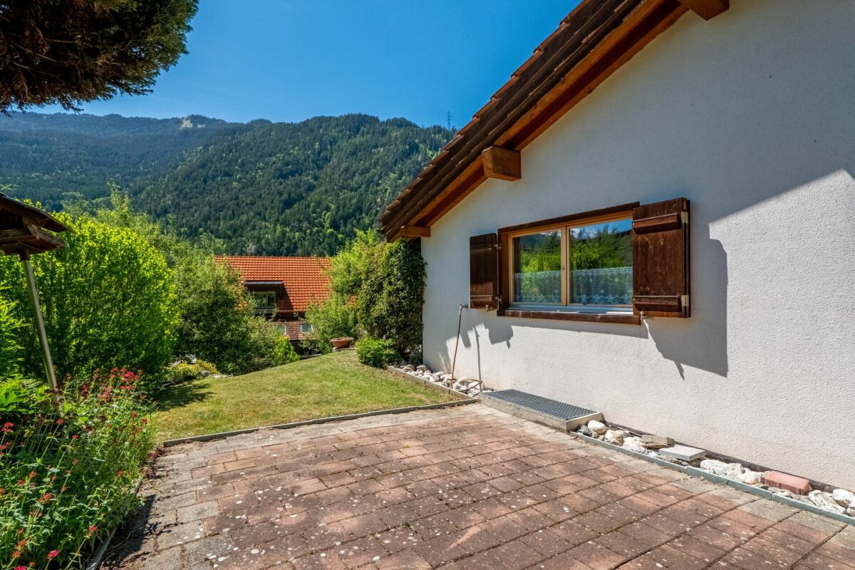 Außenansicht eines Hauses mit Terrasse und Garten