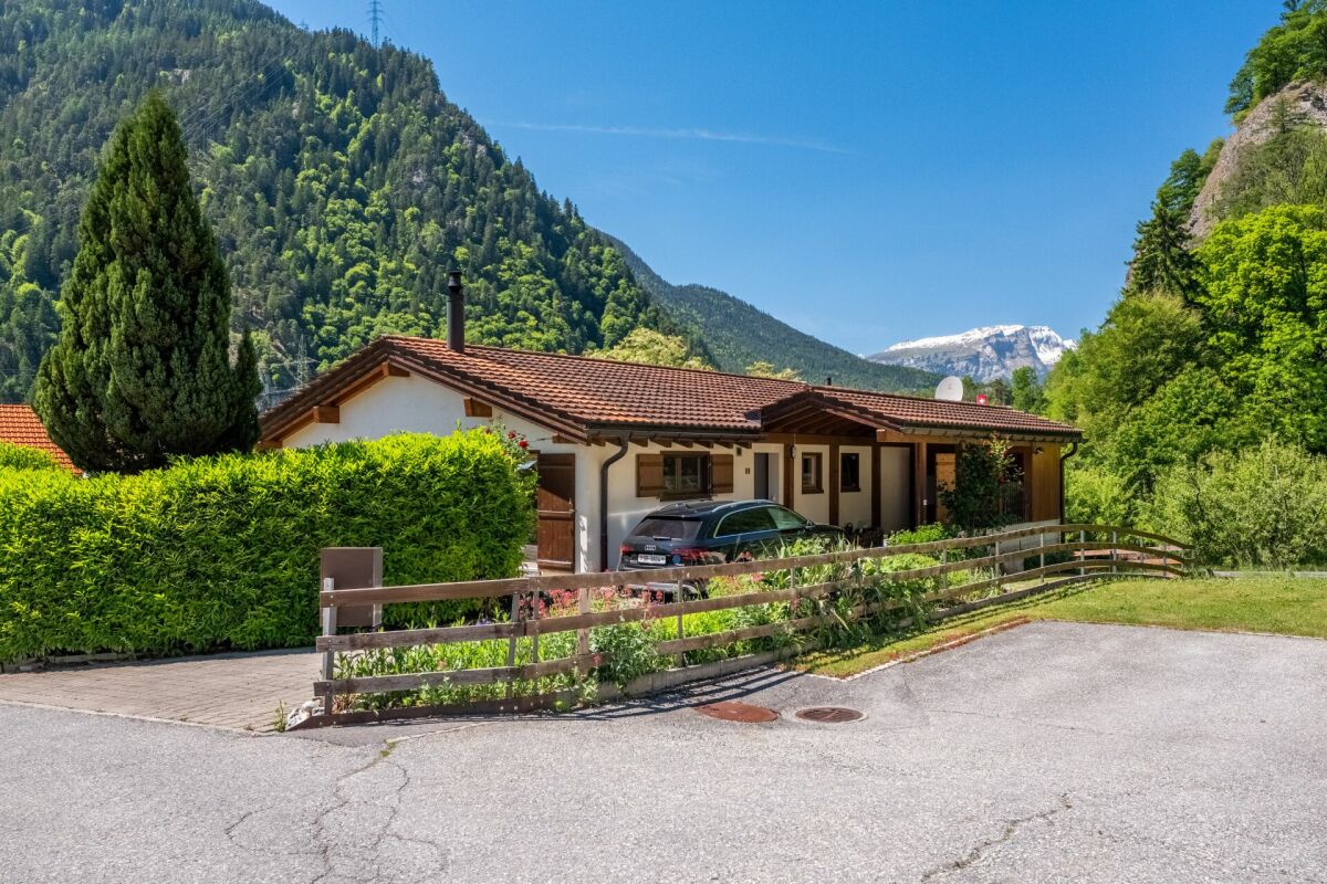 Einfamilienhaus in alpiner Hanglage mit Bergpanorama