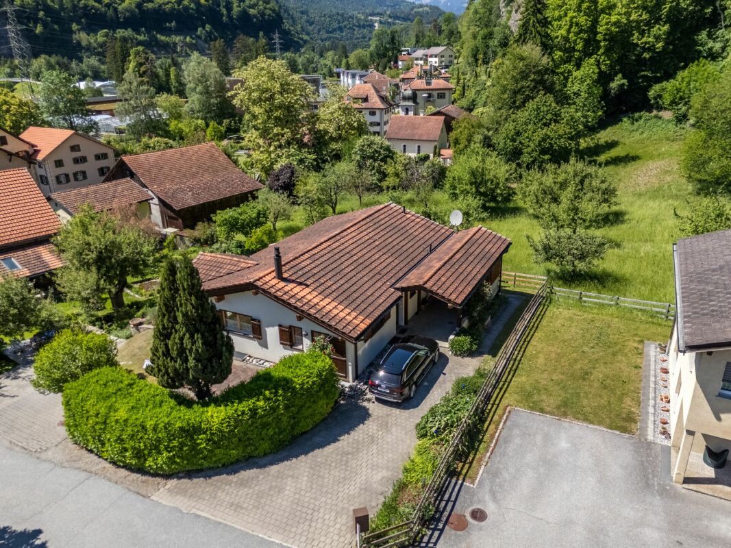 Luftaufnahme eines Wohnhauses mit Garten