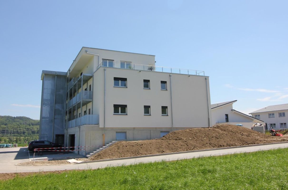 Mehrfamilienhaus mit moderner Fassade