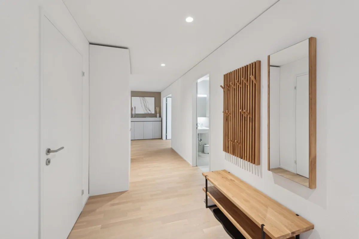 Heller moderner Flur mit Holzdetails
