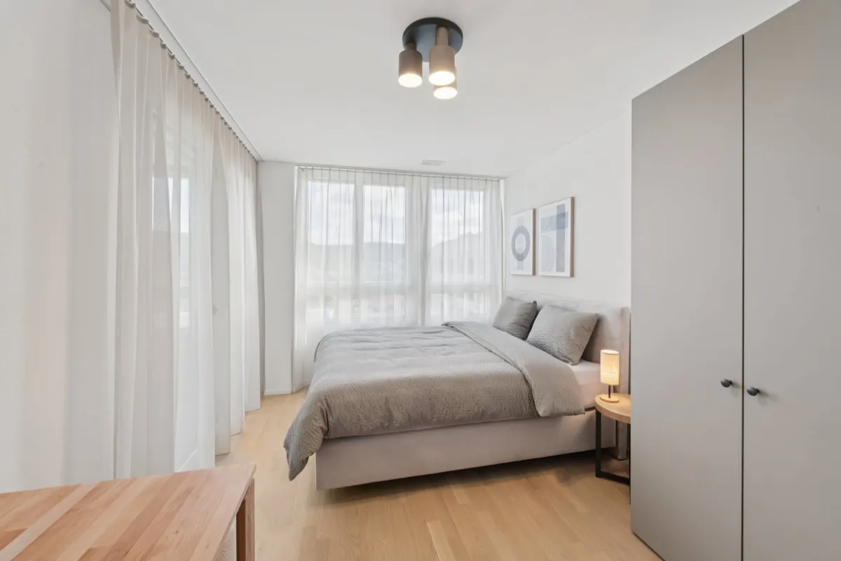 Helles Schlafzimmer mit minimalistischer Einrichtung
