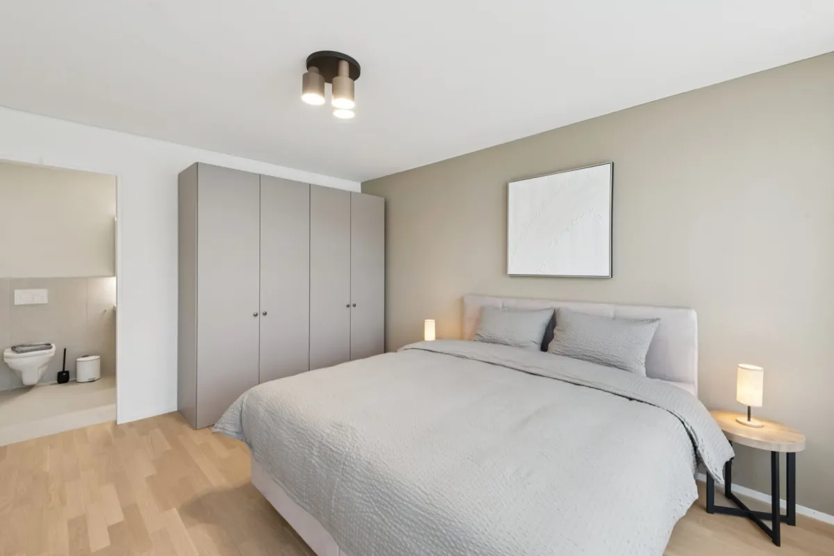 Modernes Schlafzimmer mit angrenzendem Bad