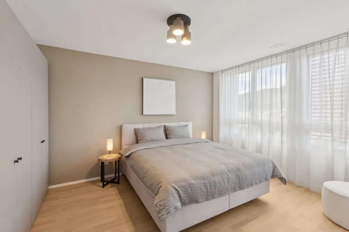 Modernes Schlafzimmer mit Tageslicht