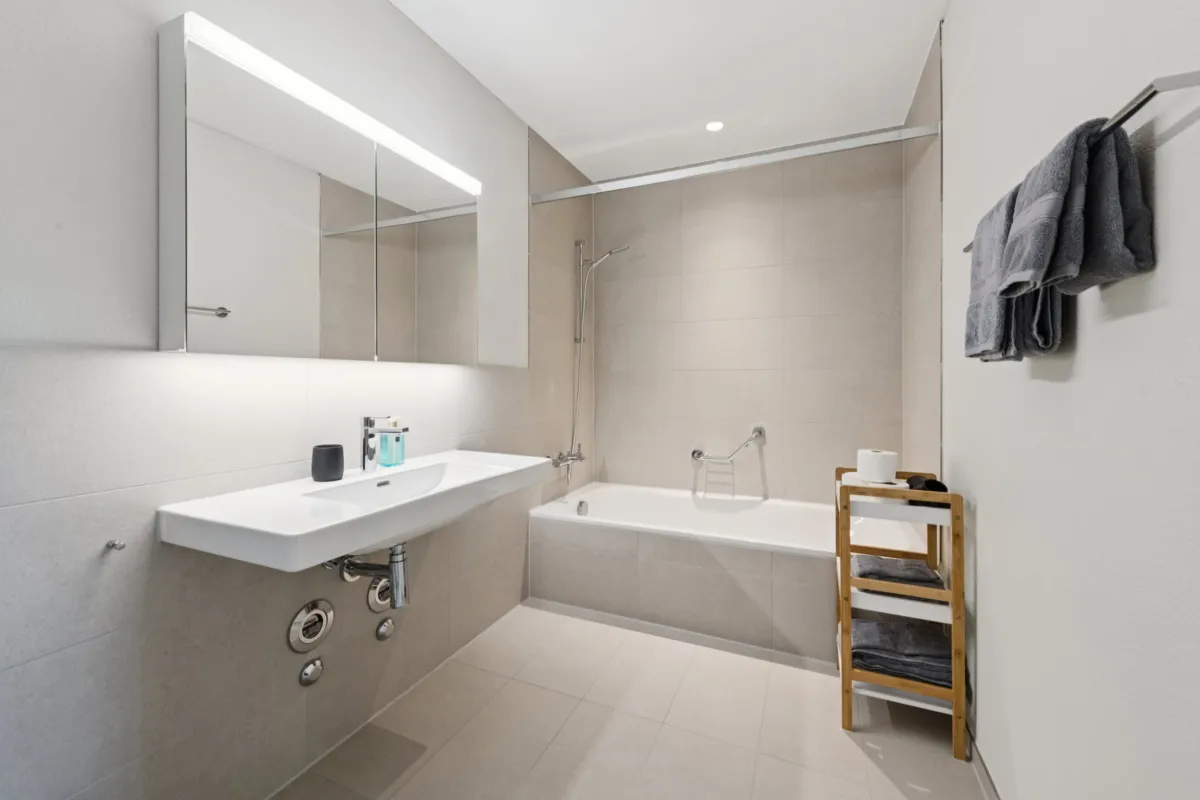 Modernes Badezimmer mit Badewanne und Waschtisch