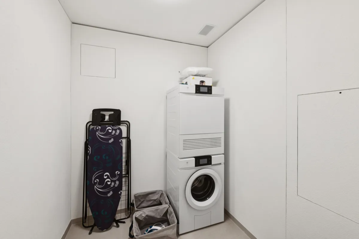 Hauswirtschaftsraum mit Waschmaschine und Trockner