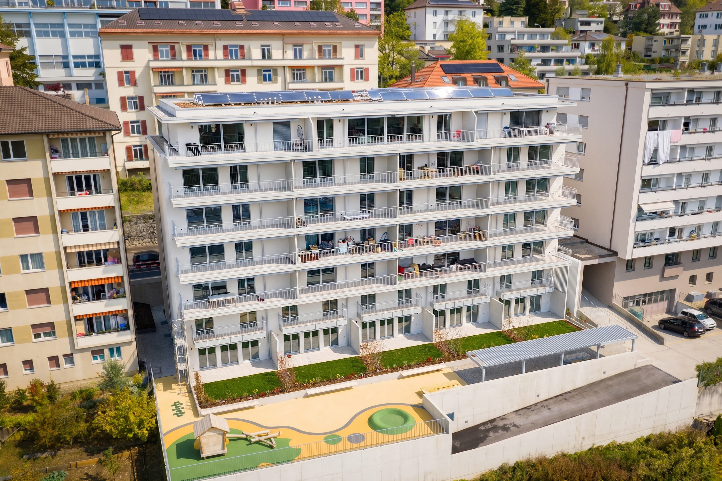 Mehrfamilienhaus mit Dachsolaranlage und Spielbereich