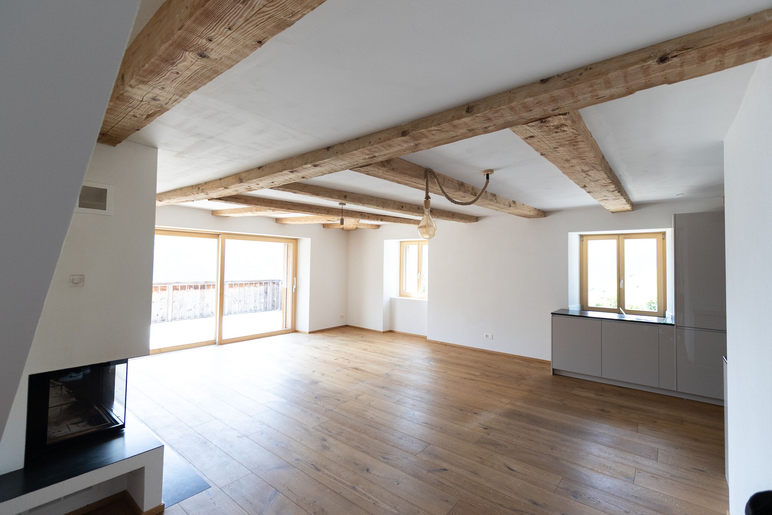Heller Wohnraum mit sichtbaren Holzbalken