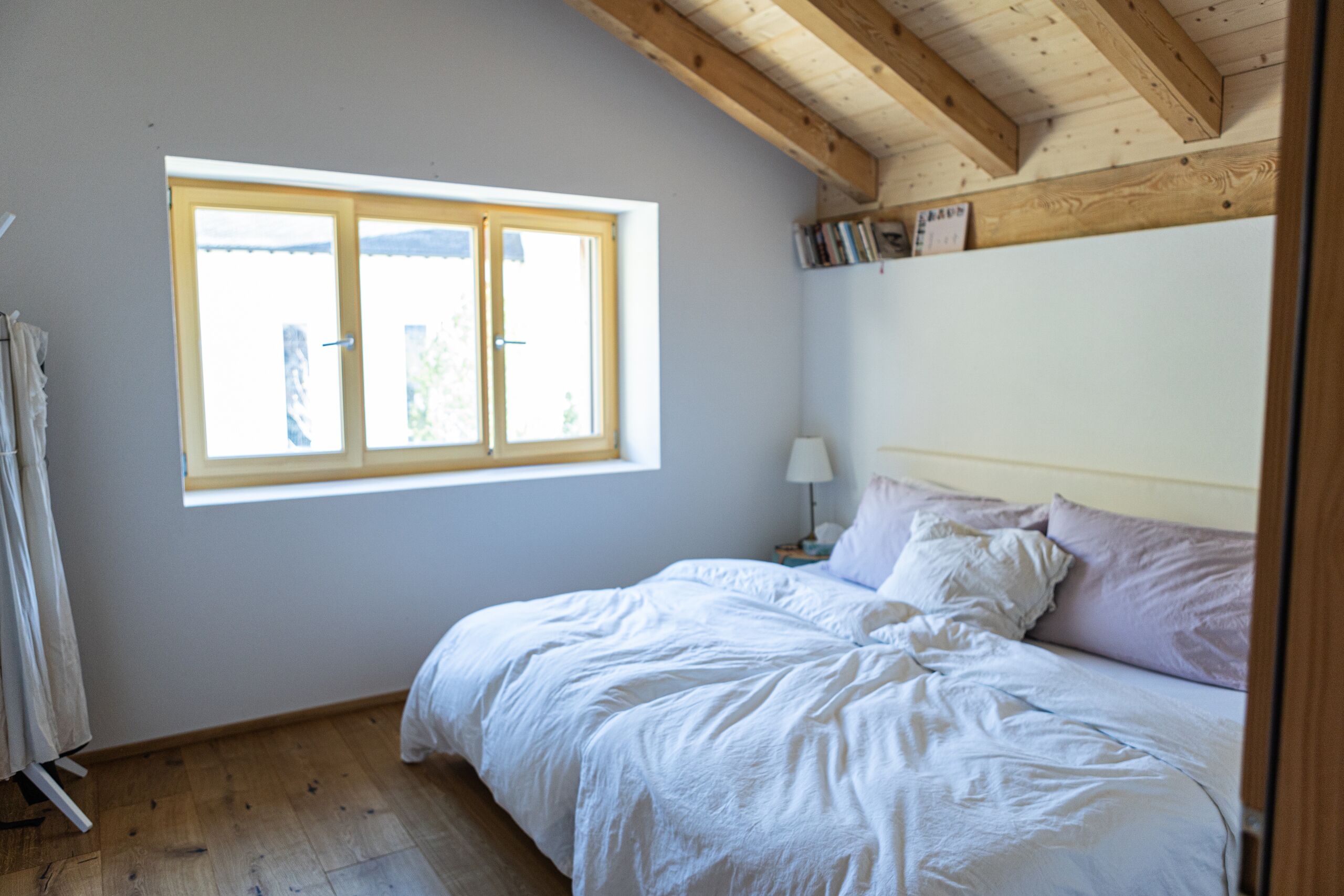 Gemütliches Schlafzimmer mit Holzbalken