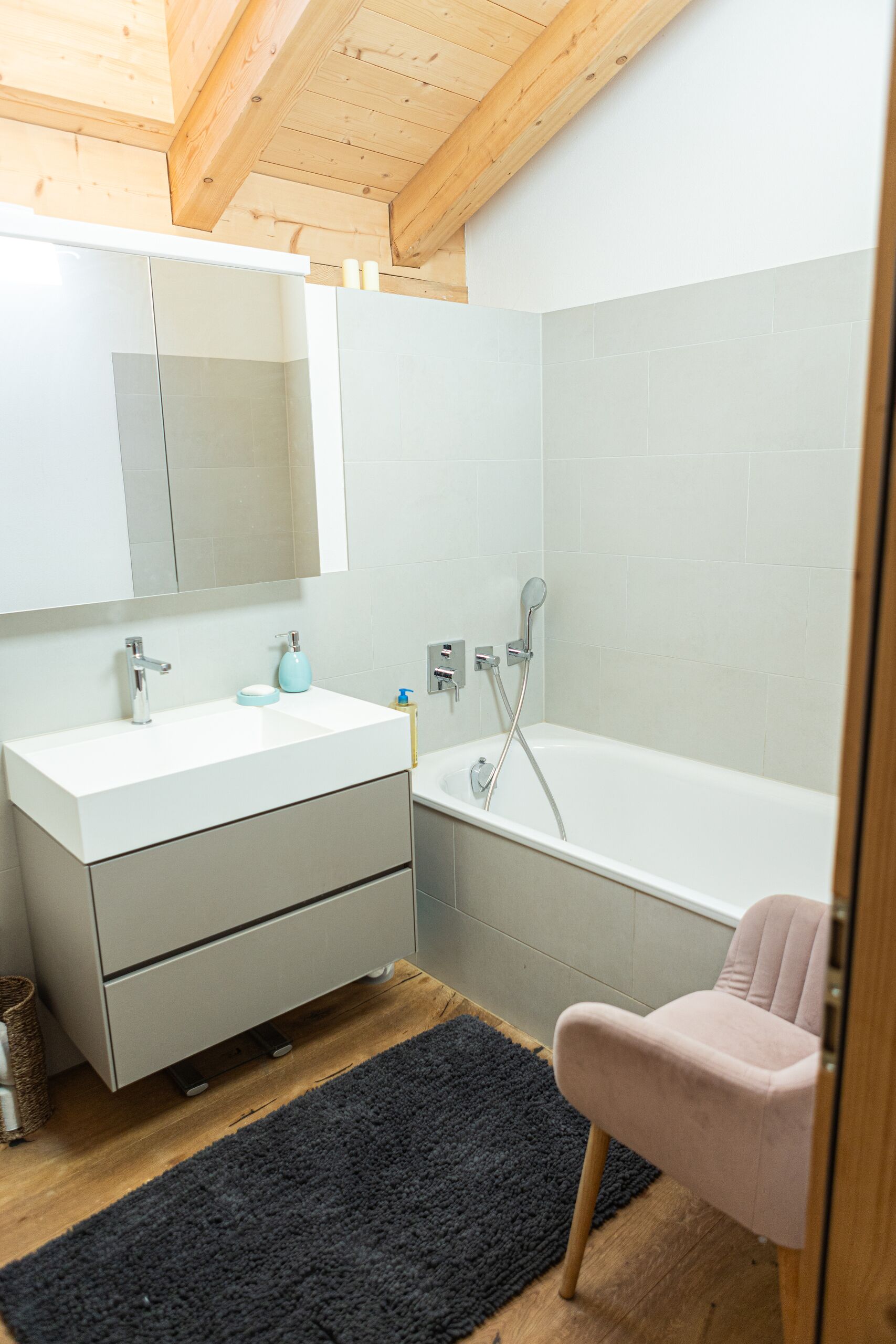 Modernes Badezimmer mit Badewanne und Dachbalken