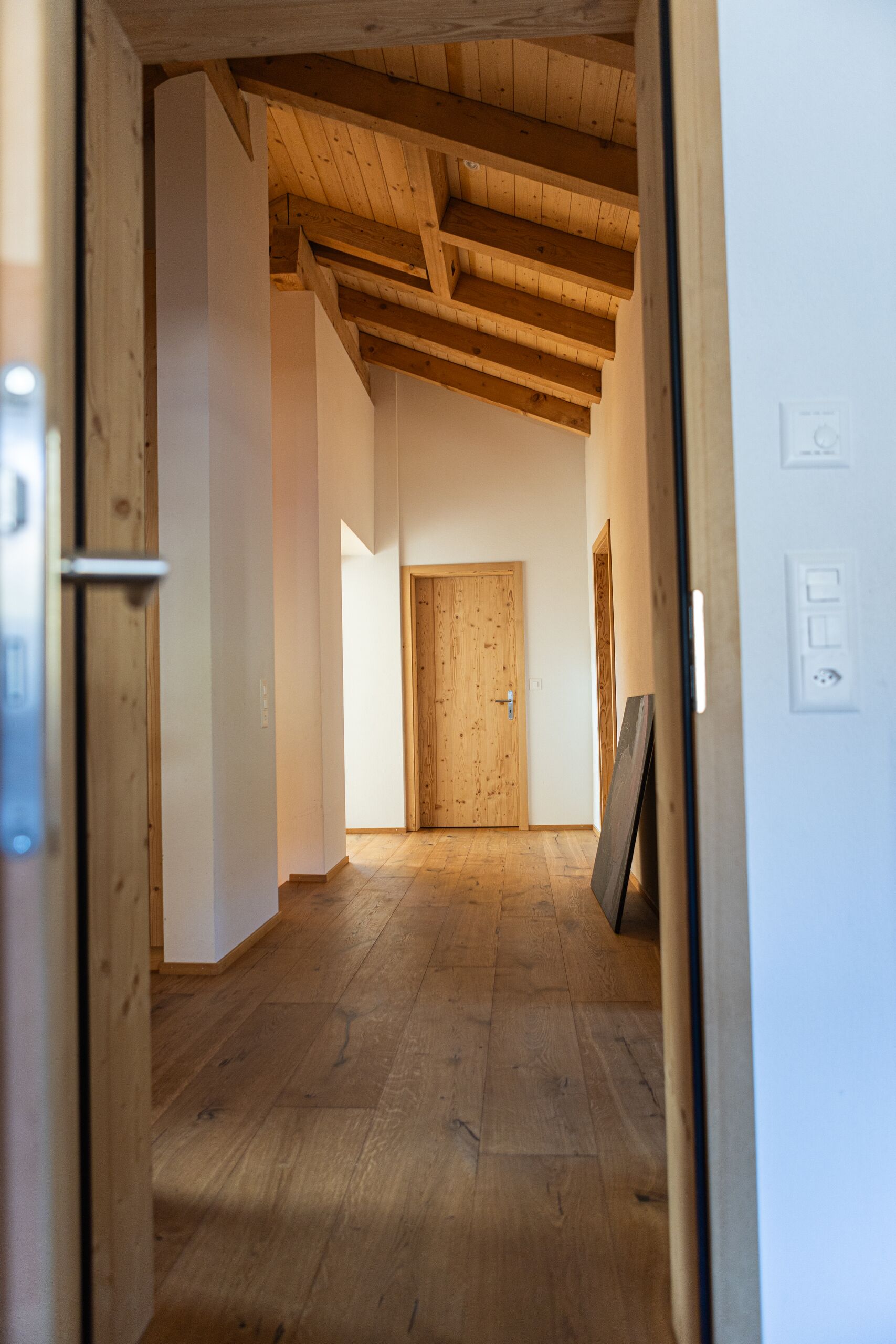 Holzverkleideter Flur mit sichtbarem Dachstuhl