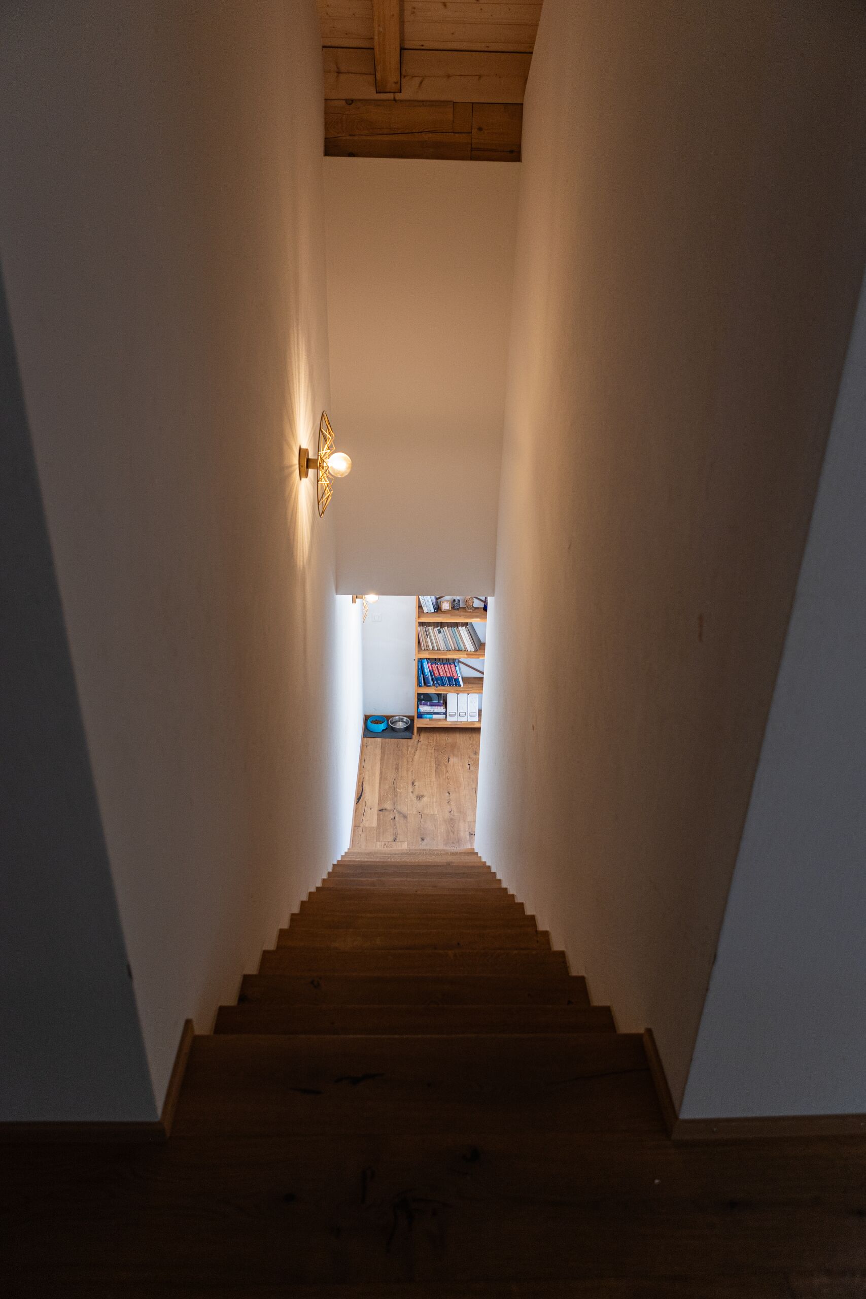 Treppenabgang mit Blick in den Wohnbereich