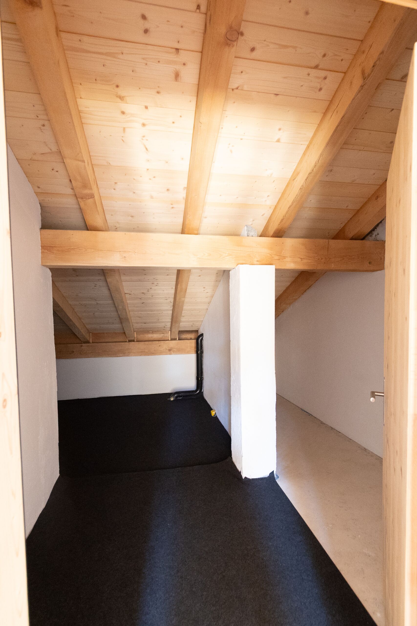 Dachbodenraum mit Holzbalken