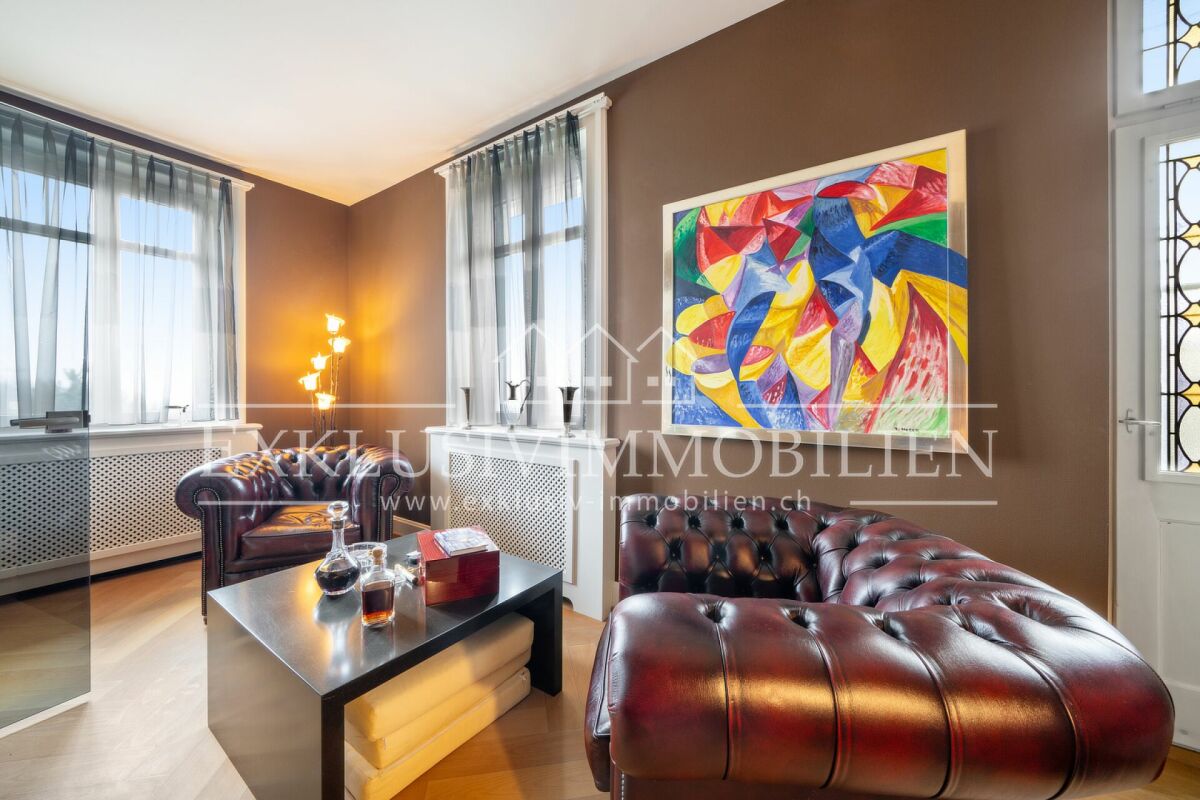 Elegantes Wohnzimmer mit Chesterfield-Sitzmöbeln