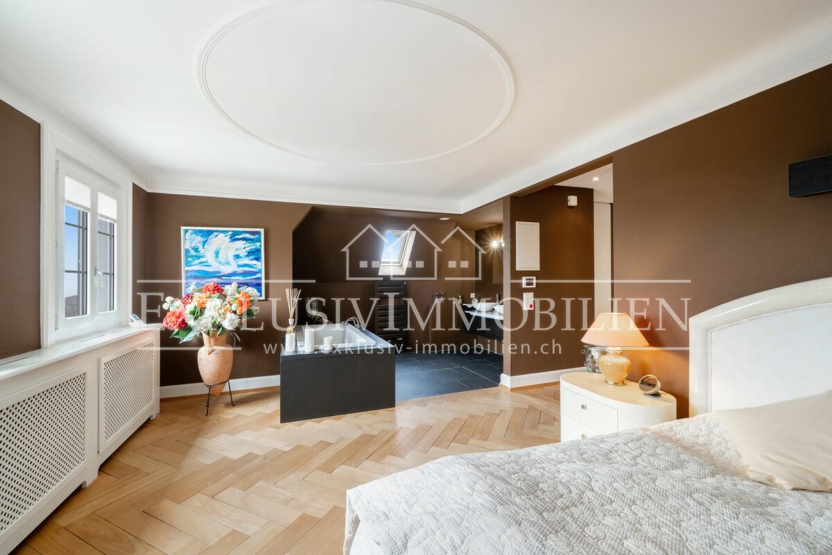 Helles Schlafzimmer mit klassischem Ambiente