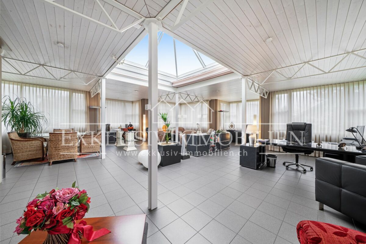 Großer Wintergarten mit Büro- und Sitzbereich