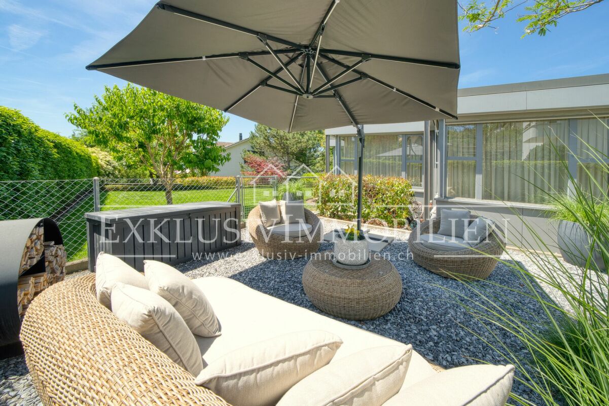 Gartenlounge mit Sonnenschirm
