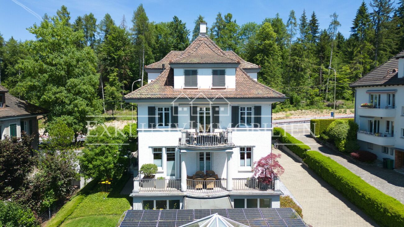 Villa mit Walmdach und Balkonansicht