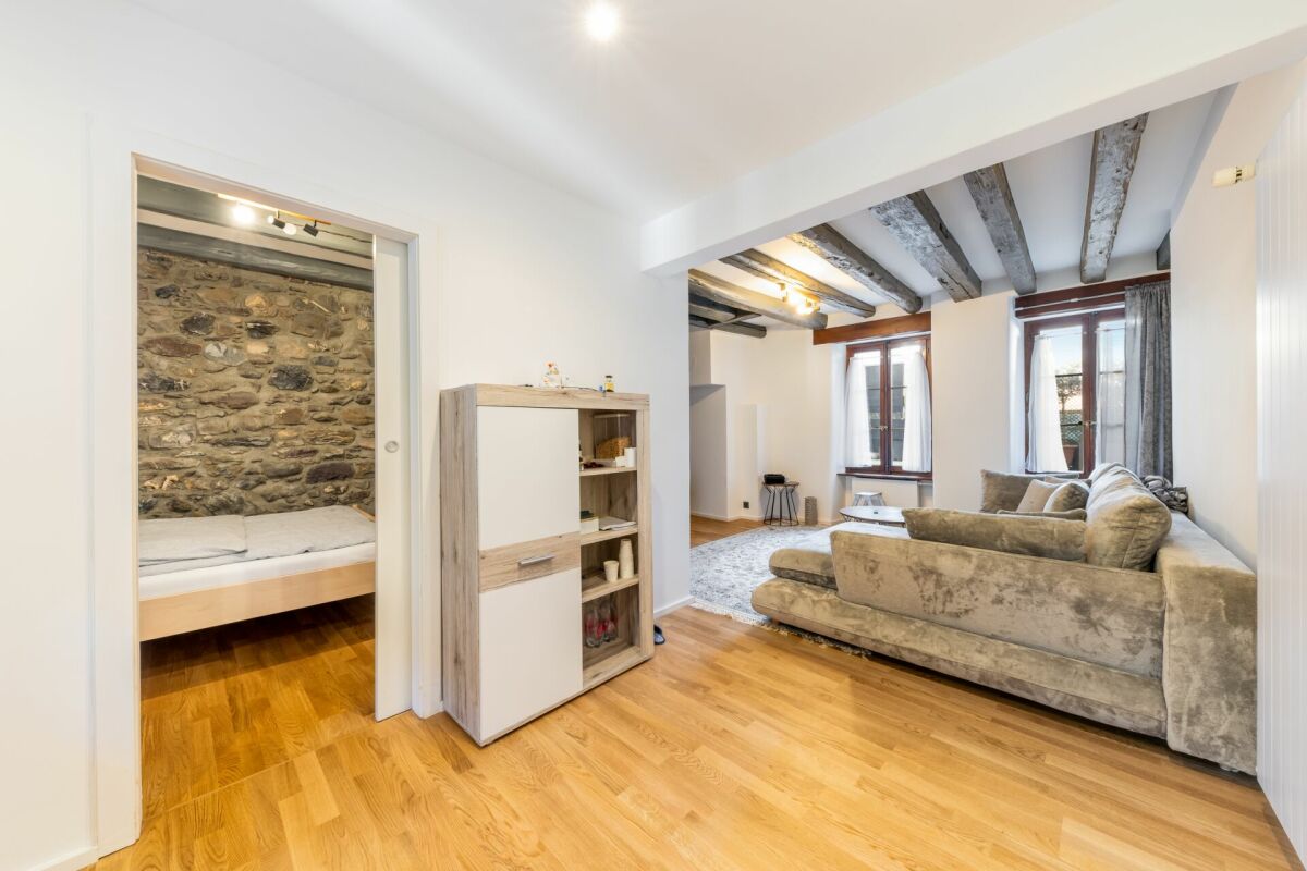 Wohnraum mit sichtbarem Schlafzimmer