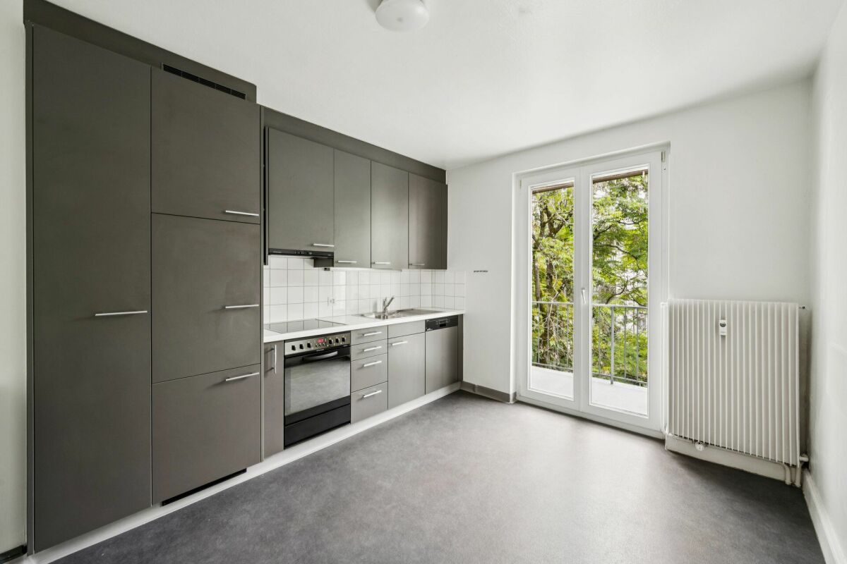Moderne Küche mit Balkonblick