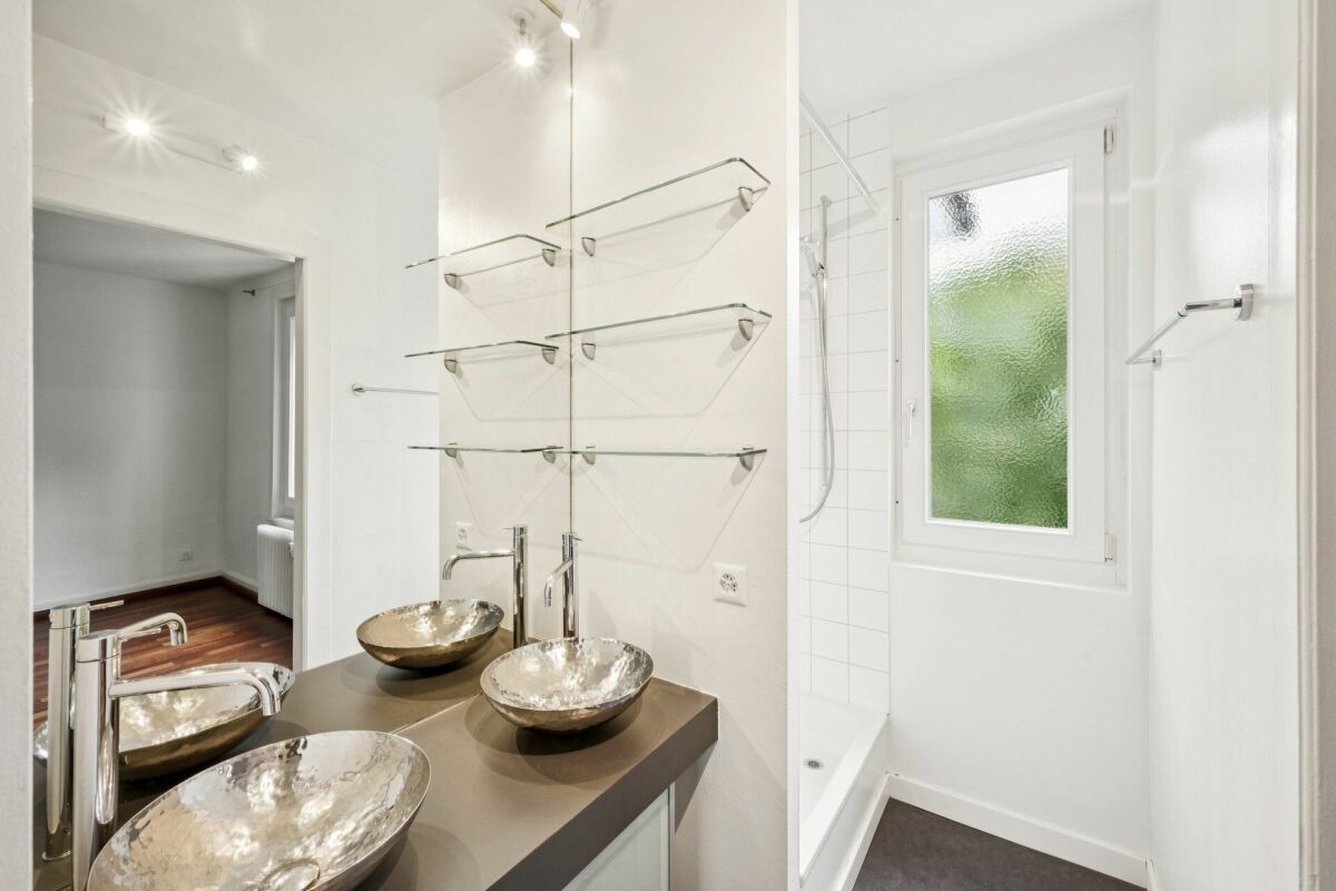 Modernes Badezimmer mit Doppelwaschbecken und Dusche