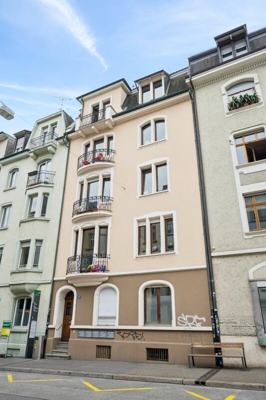Mehrfamilienhaus mit historischen Fassaden in einer Stadtstraße