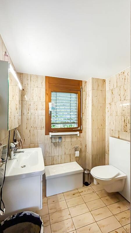Badezimmer mit Fenster und WC