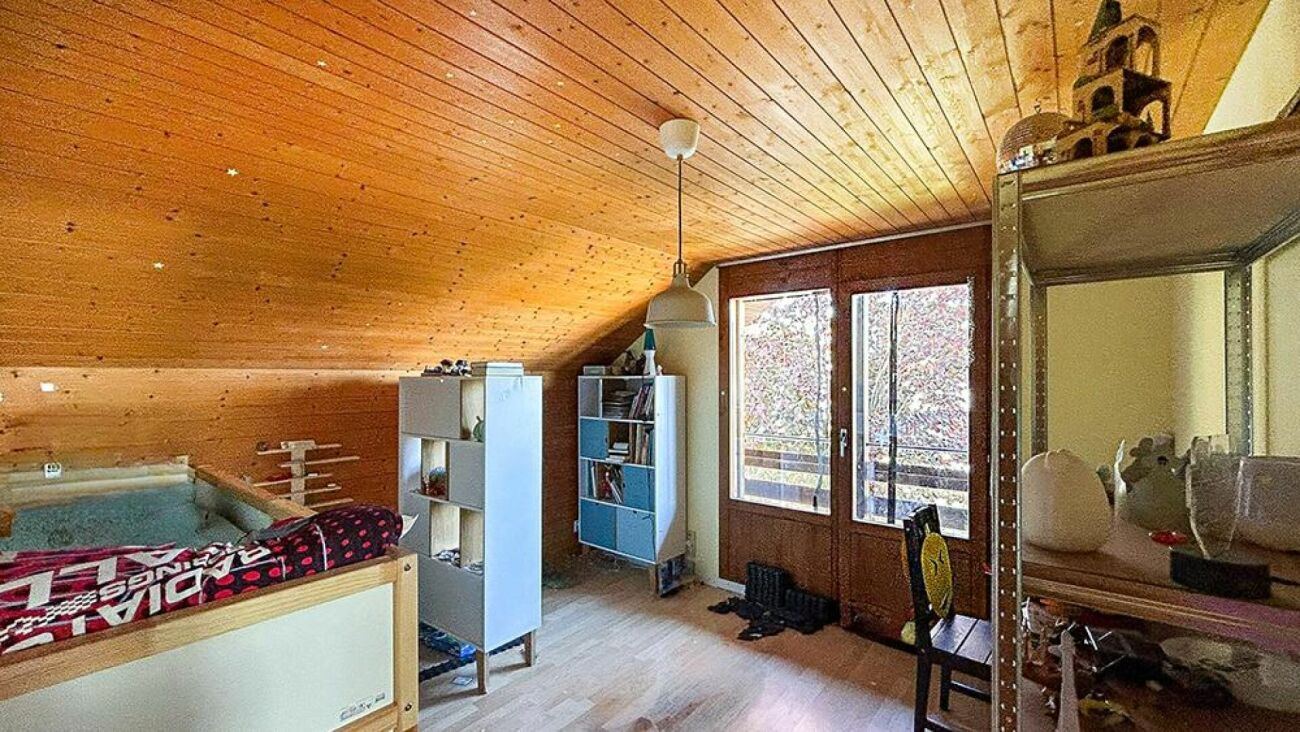 Dachgeschosszimmer mit Holzverkleidung