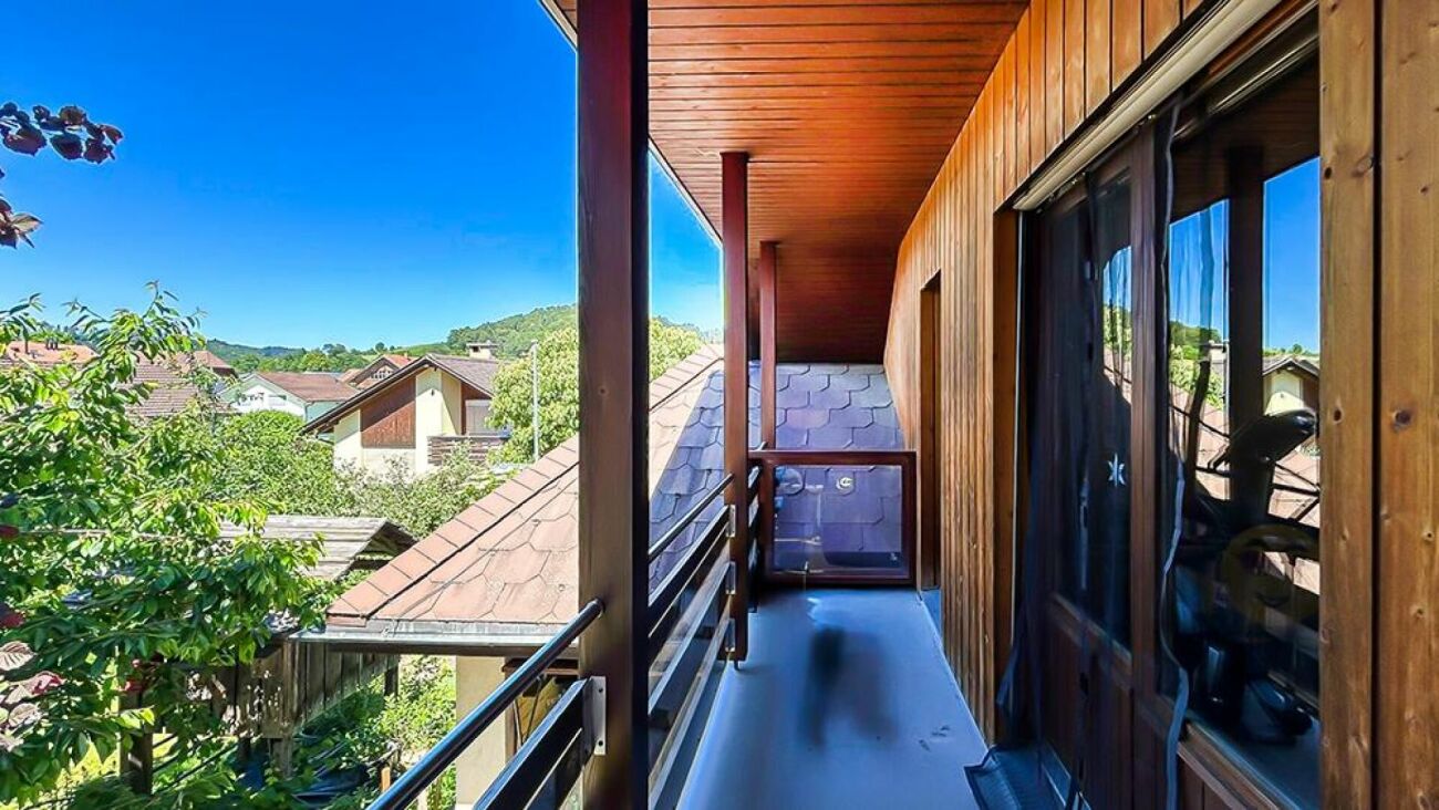 Balkon mit Holzverkleidung und Ausblick