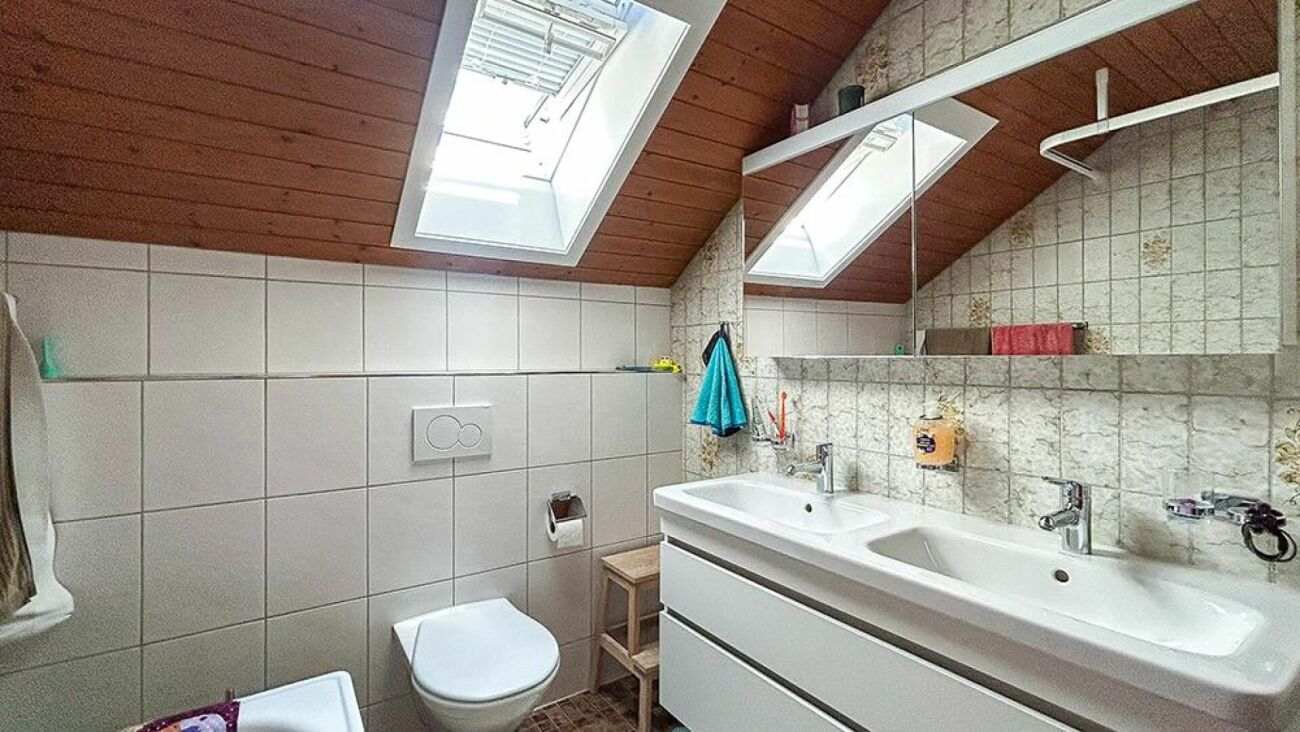 Badezimmer mit Dachfenster und Doppelwaschtisch