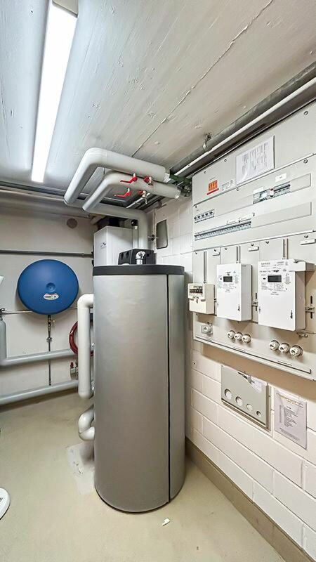 Technikraum mit Heizungs- und Elektroverteilung