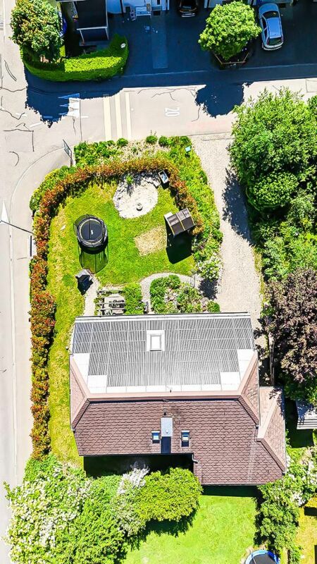 Luftaufnahme eines Wohnhauses mit Garten