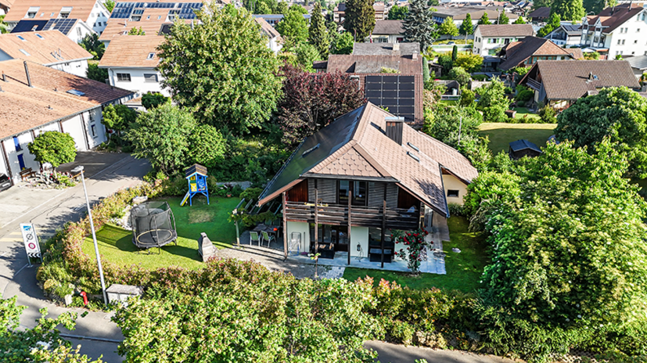 Drohnenaufnahme eines Einfamilienhauses mit Garten