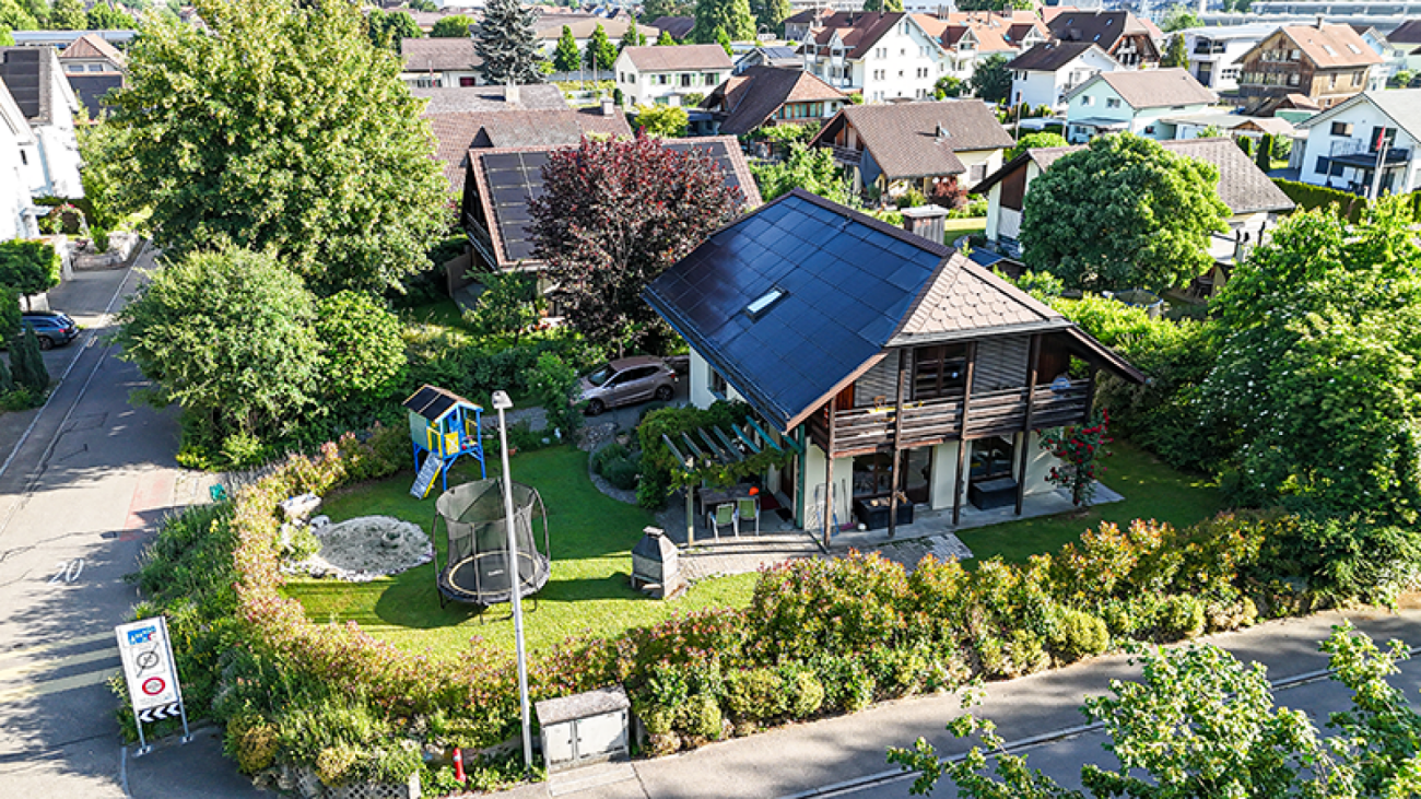 Außenansicht eines Einfamilienhauses mit großem Garten