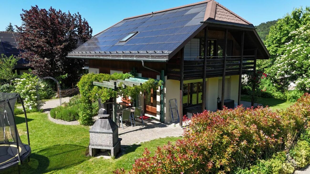 Einfamilienhaus mit Solardach und Garten
