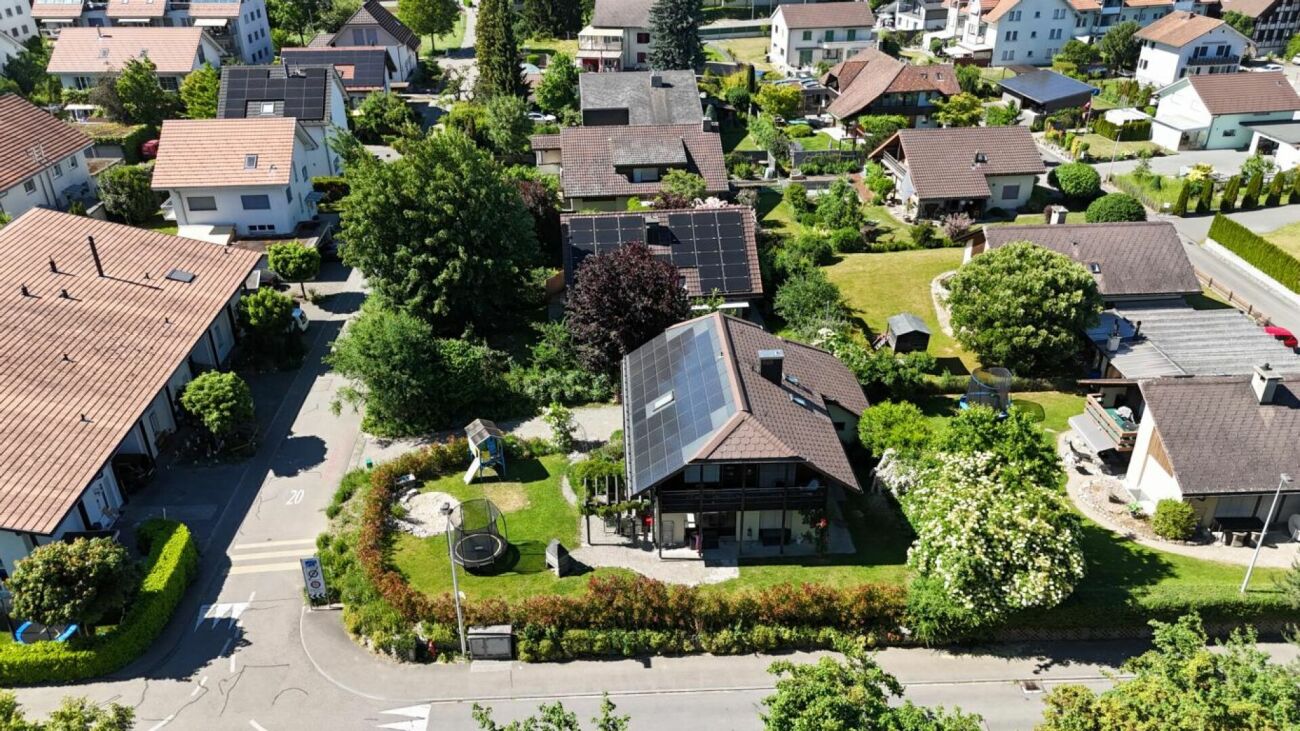 Luftaufnahme eines Wohngebiets mit Einfamilienhäusern