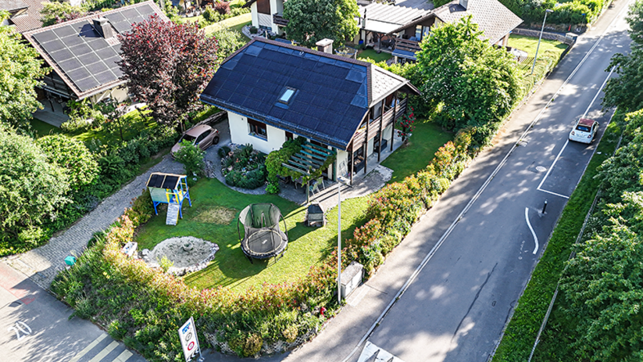 Luftaufnahme eines Wohnhauses mit großem Garten