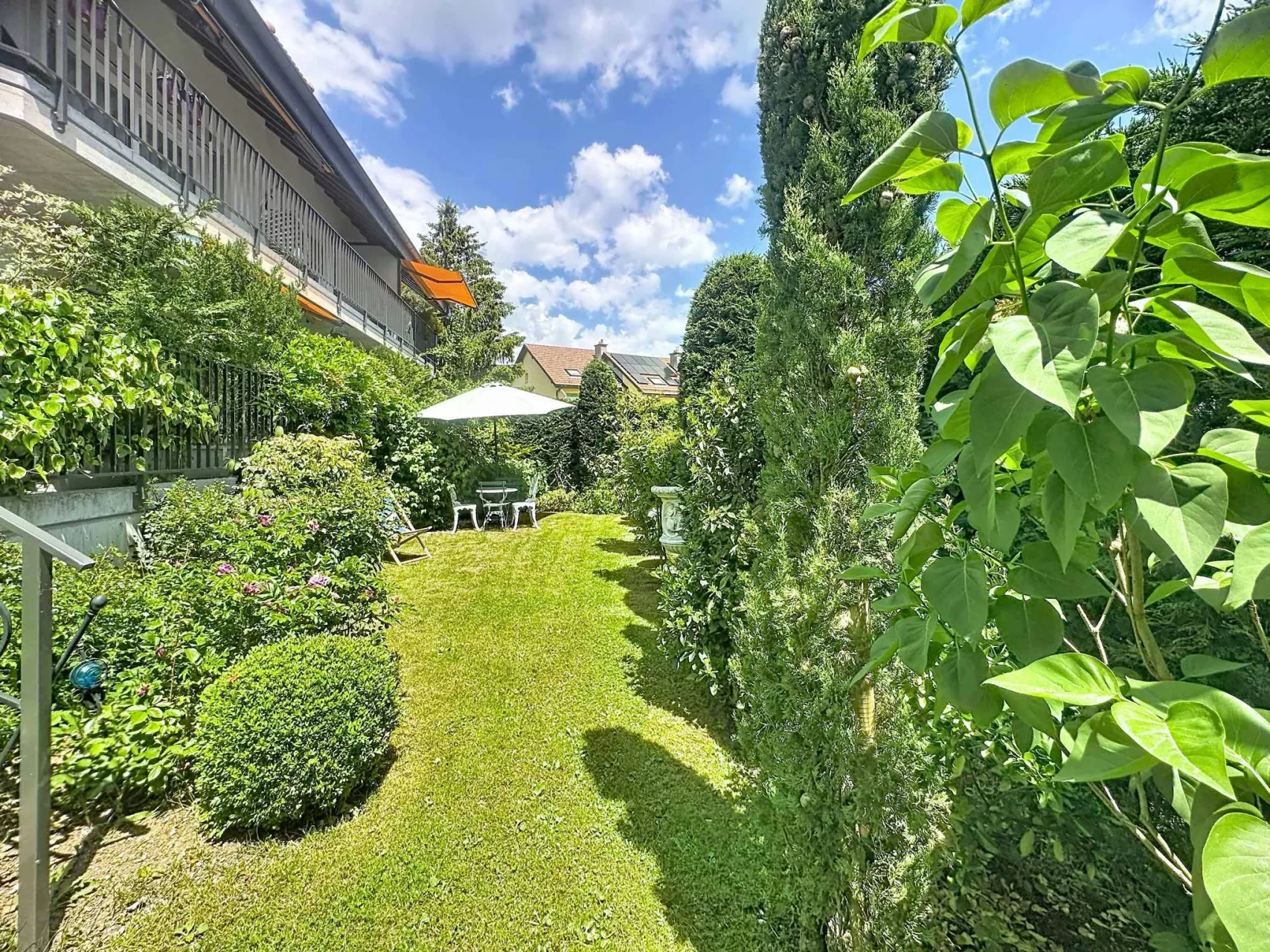 Gepflegter Garten mit Sitzbereich