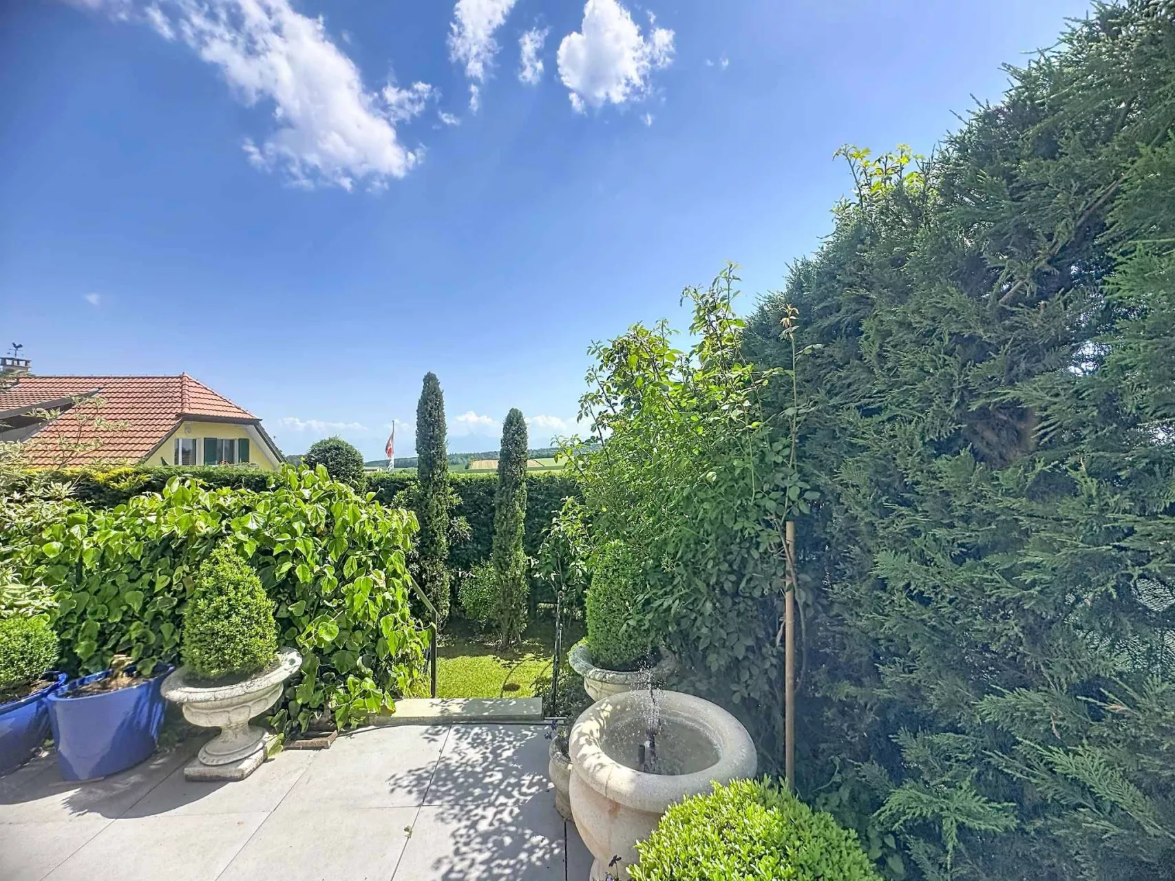 Blick in einen gepflegten Garten mit Terrasse