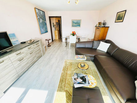 Helles Wohnzimmer mit Sofa und Sideboard